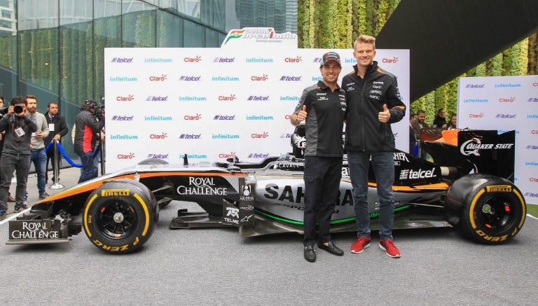 Checo junto a Hulkenberg, su compañero de equipo