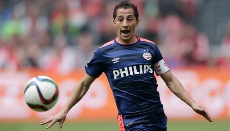 Guardado, en partido con el PSV