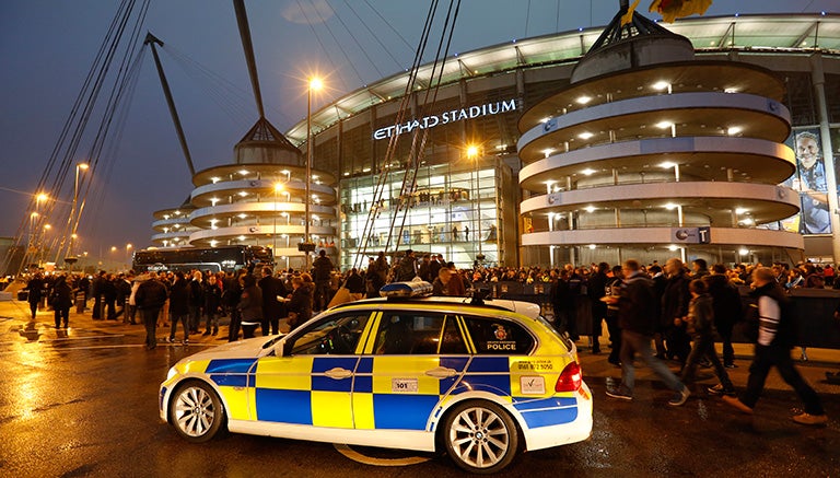 Una patrulla de la policía vigila las afueras de Etihad 