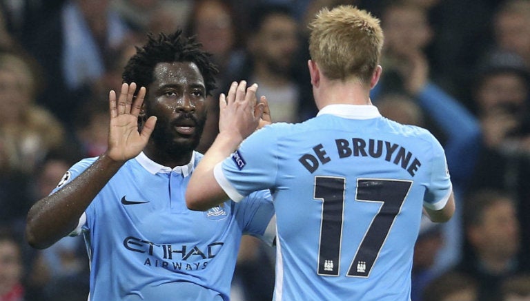 Bony y De Bruyne festejan un gol del Manchester City