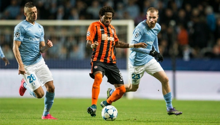 Fred, del Shakhtar, conduce el balón contra Malmö