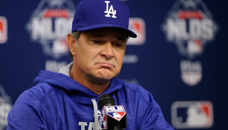 Mattingly en una conferencia con los Dodgers