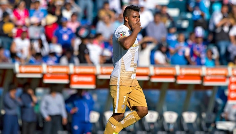 Cortés celebra un gol con la tribuna 