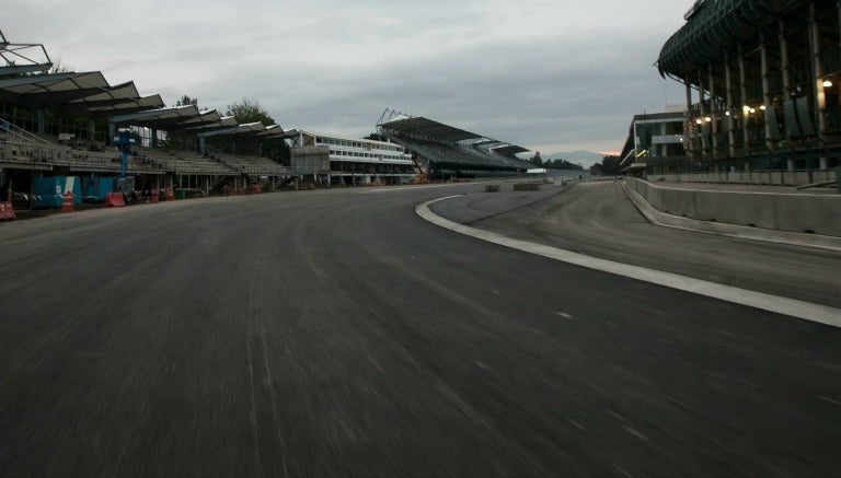 La pista del Autódromo Hermanos Rodríguez en una curva