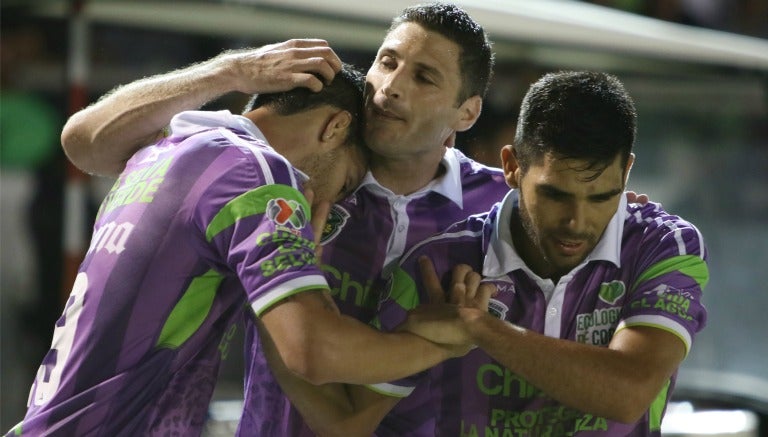 Jugadores de Jaguares festejan gol del equipo