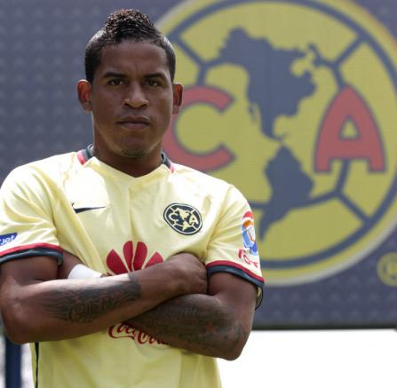 Michael, frente al escudo del América