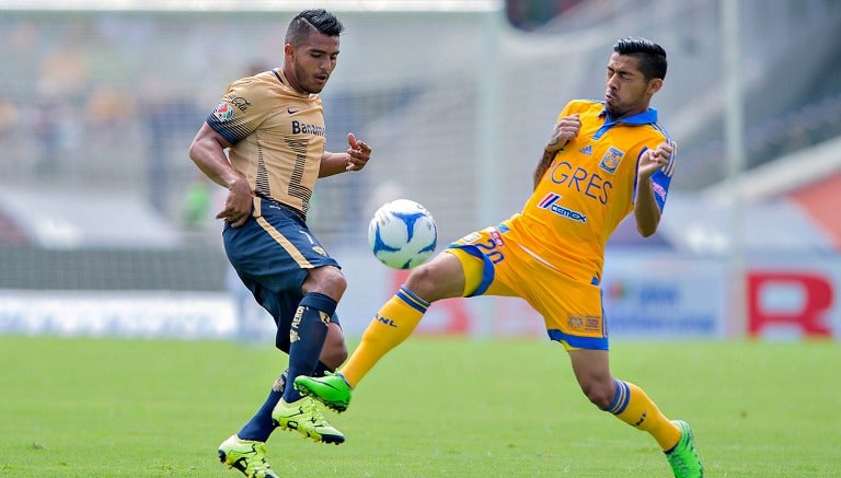 Javier Cortés disputa un balón en un partido con Pumas