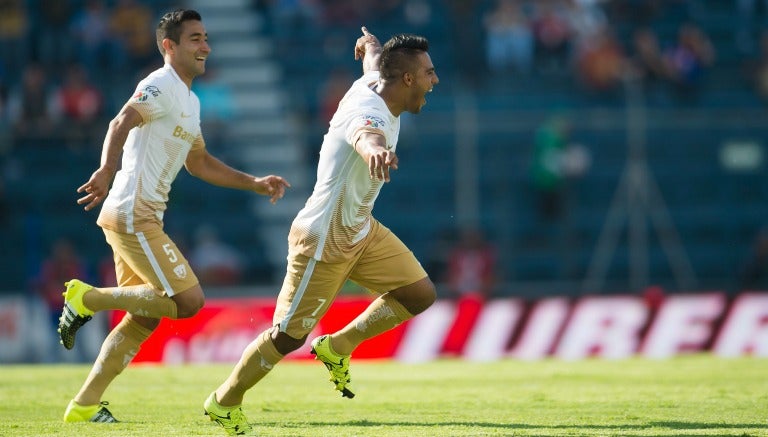 El mediocampista de los universitarios celebra un gol 