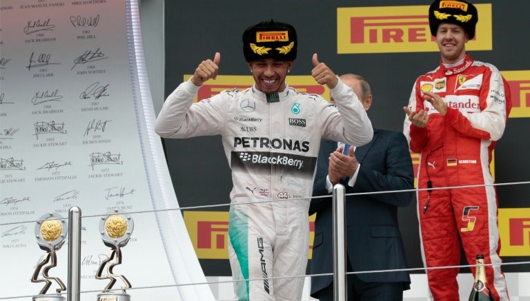 Hamilton festeja su título en Rusia