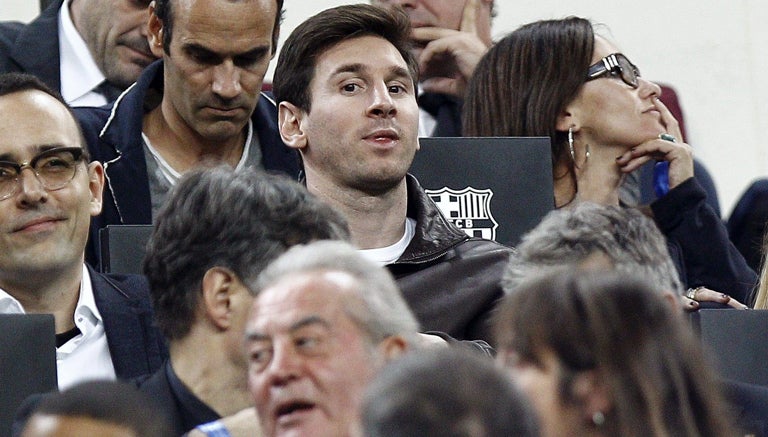 Messi observa un partido del Barcelona