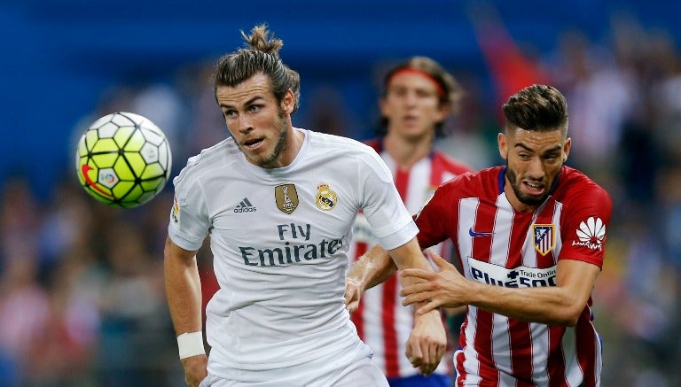 Gareth Bale pelea el balón en un partido con el Madrid