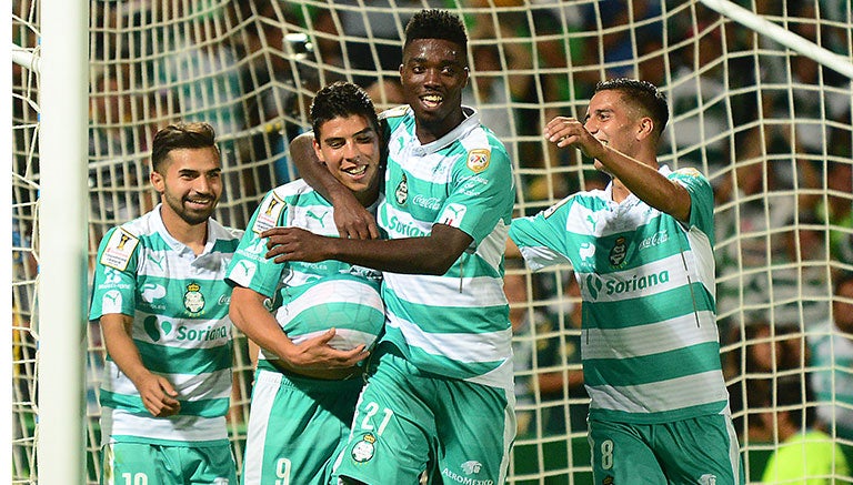 Jugadores del Santos, festejando un gol en Concachampions