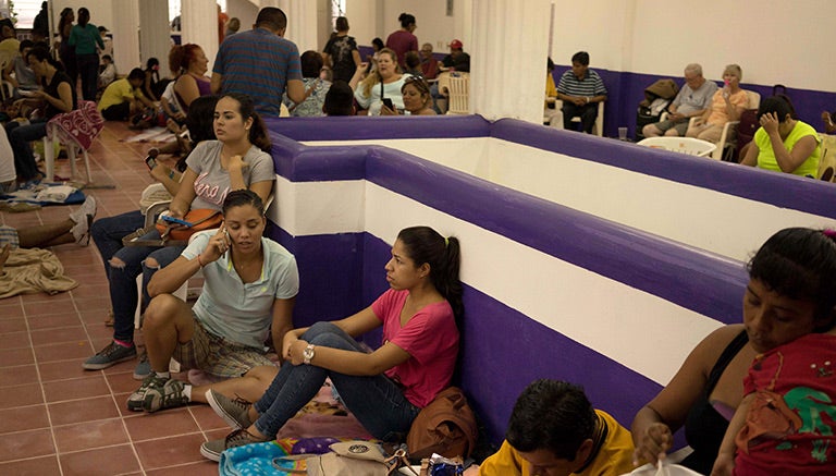 Gente resguardada en un albergue de Puerto Vallarta