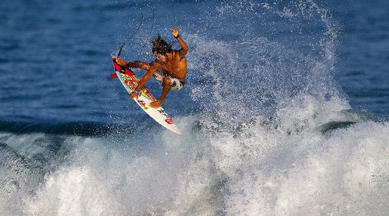 Diego Cadena, practicando su surf