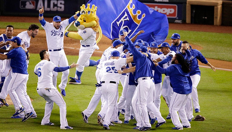 Los Royals festejan tras vencer a los Blue Jays