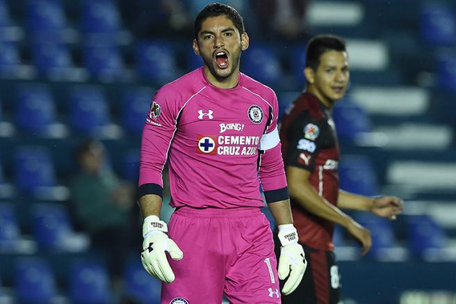 Jesús Corona se lamenta en el partido contra Atlas 