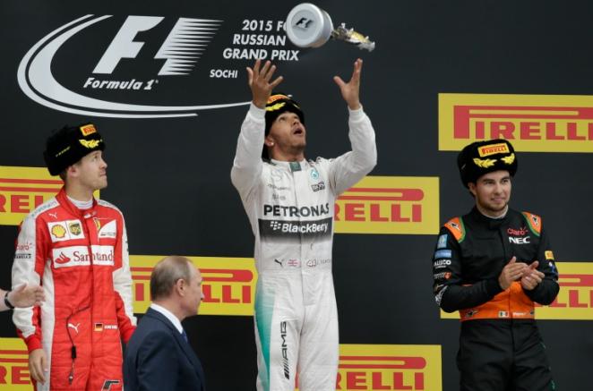 Lewis avienta al aire su trofeo del GP de Rusia