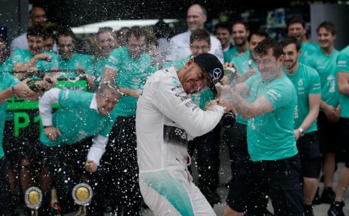 Hamilton es bañado en champagne tras su victoria