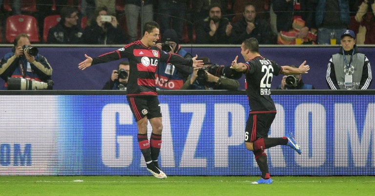 Chicharito festeja un gol con Bayer Leverkusen