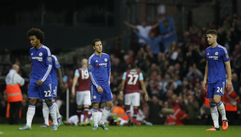 Los jugadores del Chelsea lamentan un gol en contra