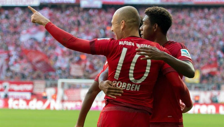 Jugadores del Bayern festejan uno de sus cuatro goles al Colonia