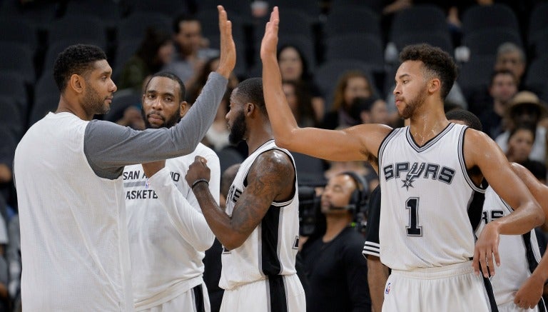 Los Spurs celebran en un partido de pretemporada