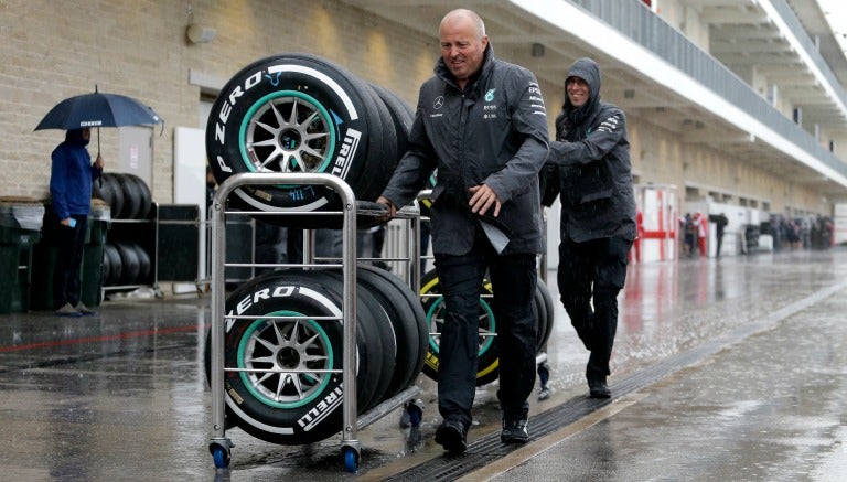 Miembros de Mercedes mueven llantas en el circuito de Austin