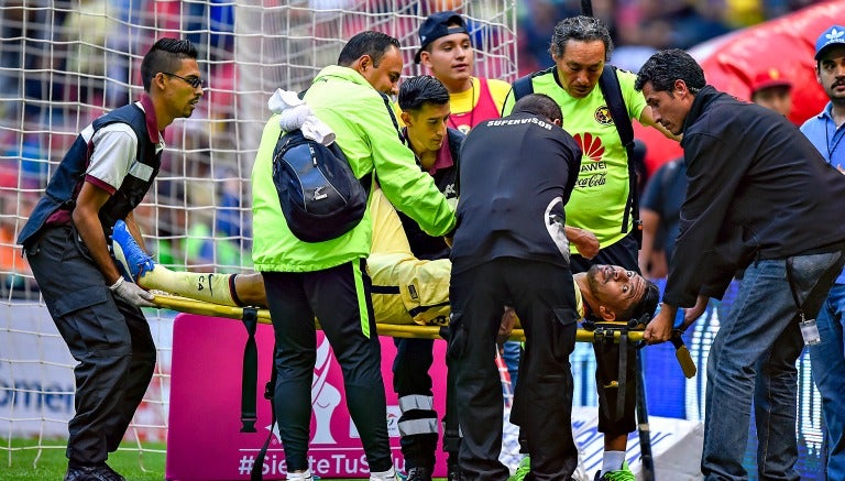 Momento en que Oribe Peralta sale en camilla de la cancha