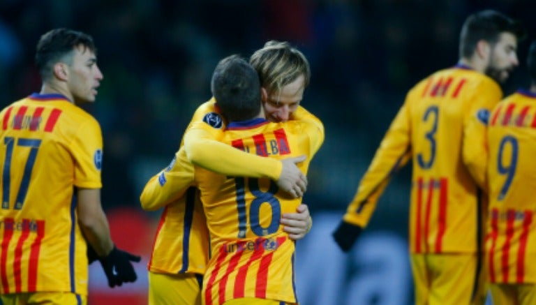 Rakitic celebra un gol junto a Jordi Alba