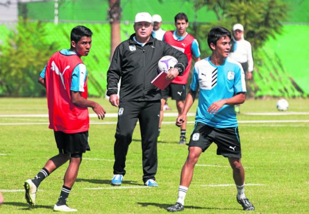 Víctor Manuel Vucetich dirige entrenamiento de Gallos