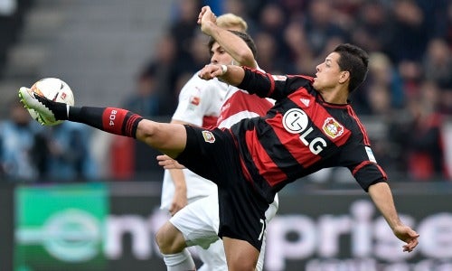 Chicharito pelea un balón con Insúa