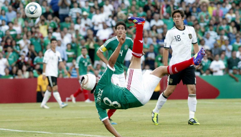 Gómez anota de chilena contra Alemania