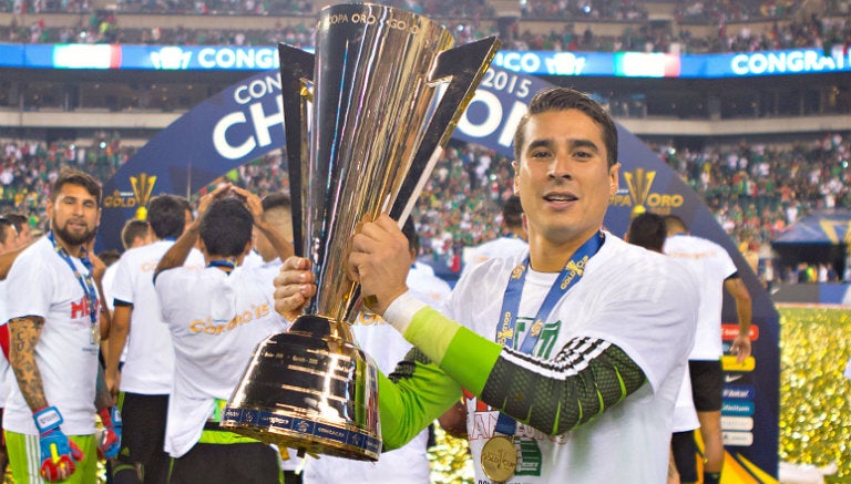 Gulliermo Ochoa con la Copa Oro 2015