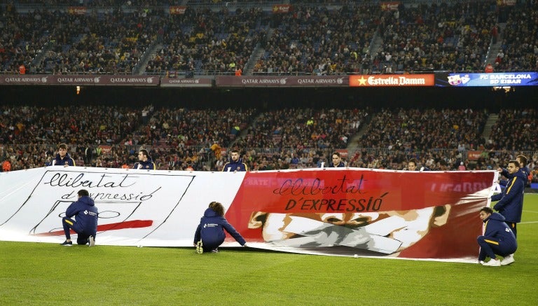 Momento en que las pancartas se mostraban en el Camp Nou