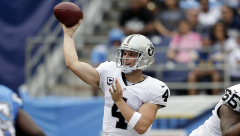 Derek Carr lanza el ovoide en juego contra Cargadores