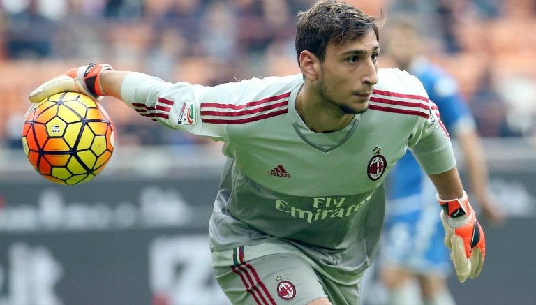 Gianluigi Donnarumma defendiendo el marco del Milan