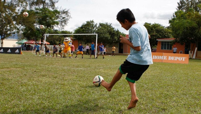 Niño triqui golpeando el esférico en las pruebas de Tigres