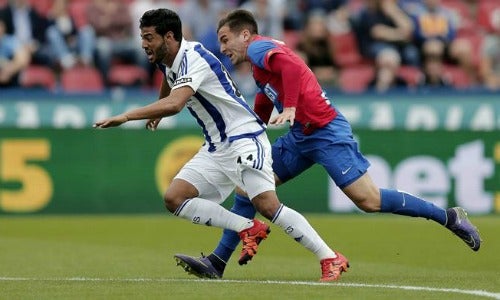 El mexicano corre por el balón