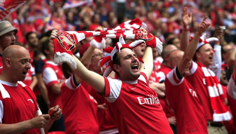 Seguidores del Arsenal gritan en Emirates Stadium