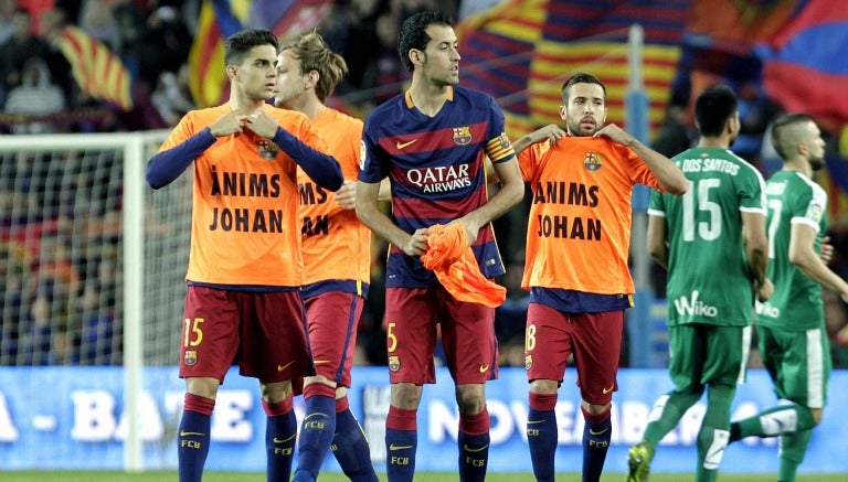 El Barcelona portando las playeras en honor a Cruyff