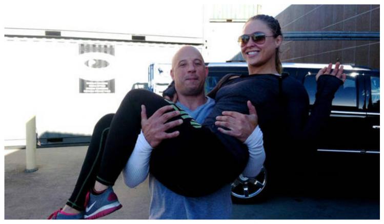 Vin Diesel y Rousey posan en una foto