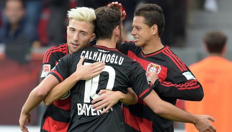 Chicharito festeja un gol con sus compañeros