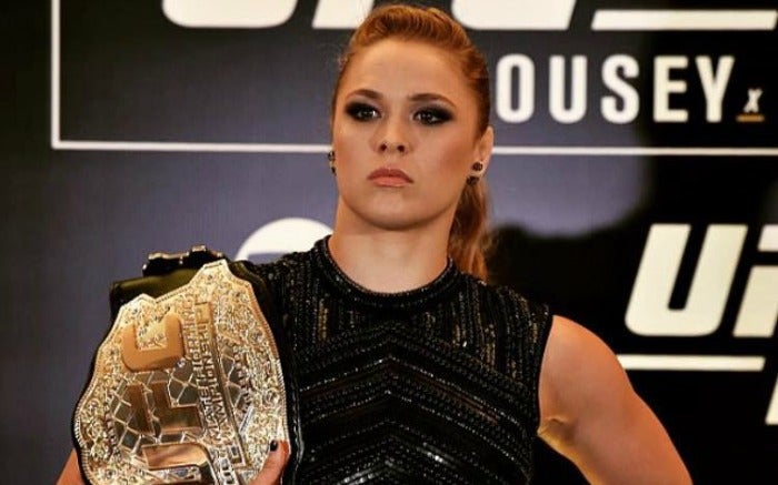 Ronda Rousey con su cinturón de campeona