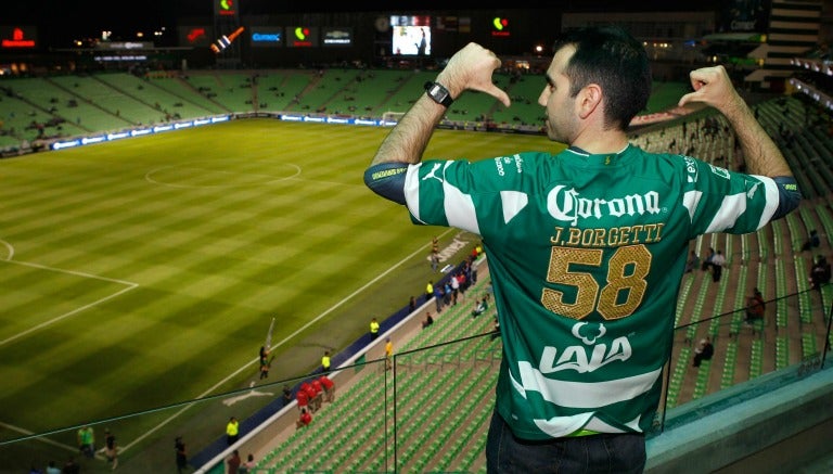 Este aficionado consiguió la playera especial de Borgetti