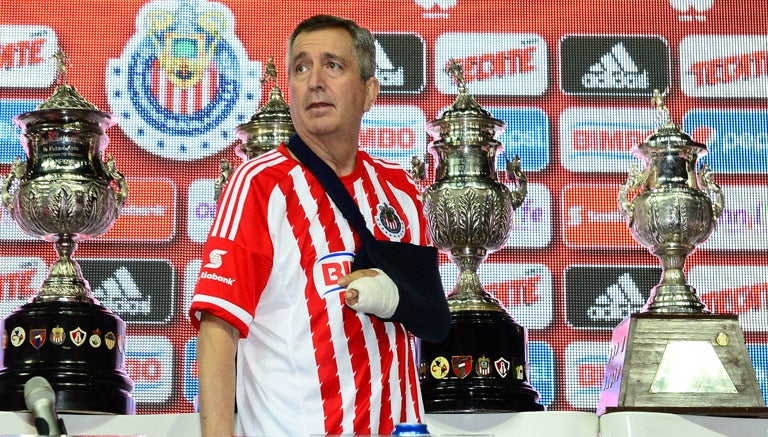 Vergara posa junto a los títulos de Chivas