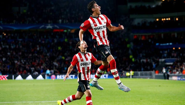 Héctor Moreno celebra un gol con el PSV