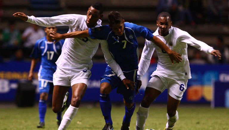 Jairo pelea por el balón en juego entre El Salvador y Curazao