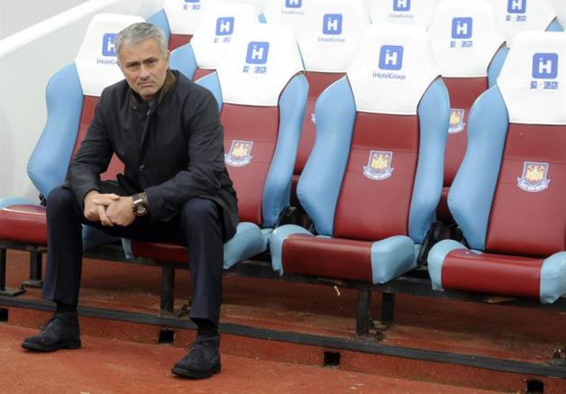 Mourinho observa la eliminación de su equipo