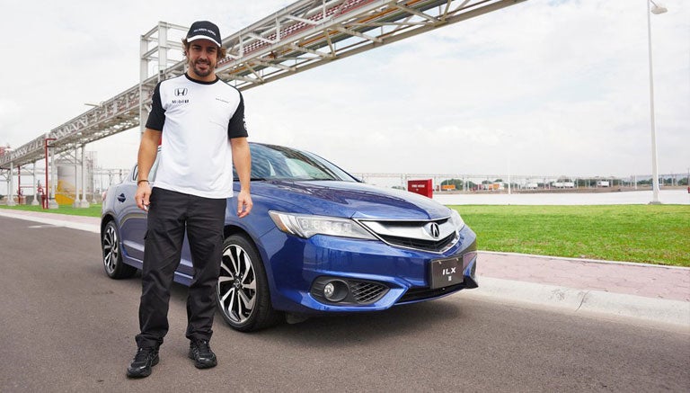 Alonso, posando frente a un Honda