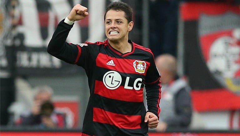 Chicharito festeja su gol con Leverkusen